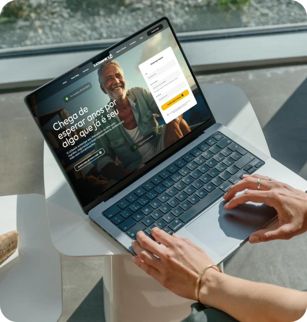 Laptop aberto exibindo site do LG Bank com homem sorrindo